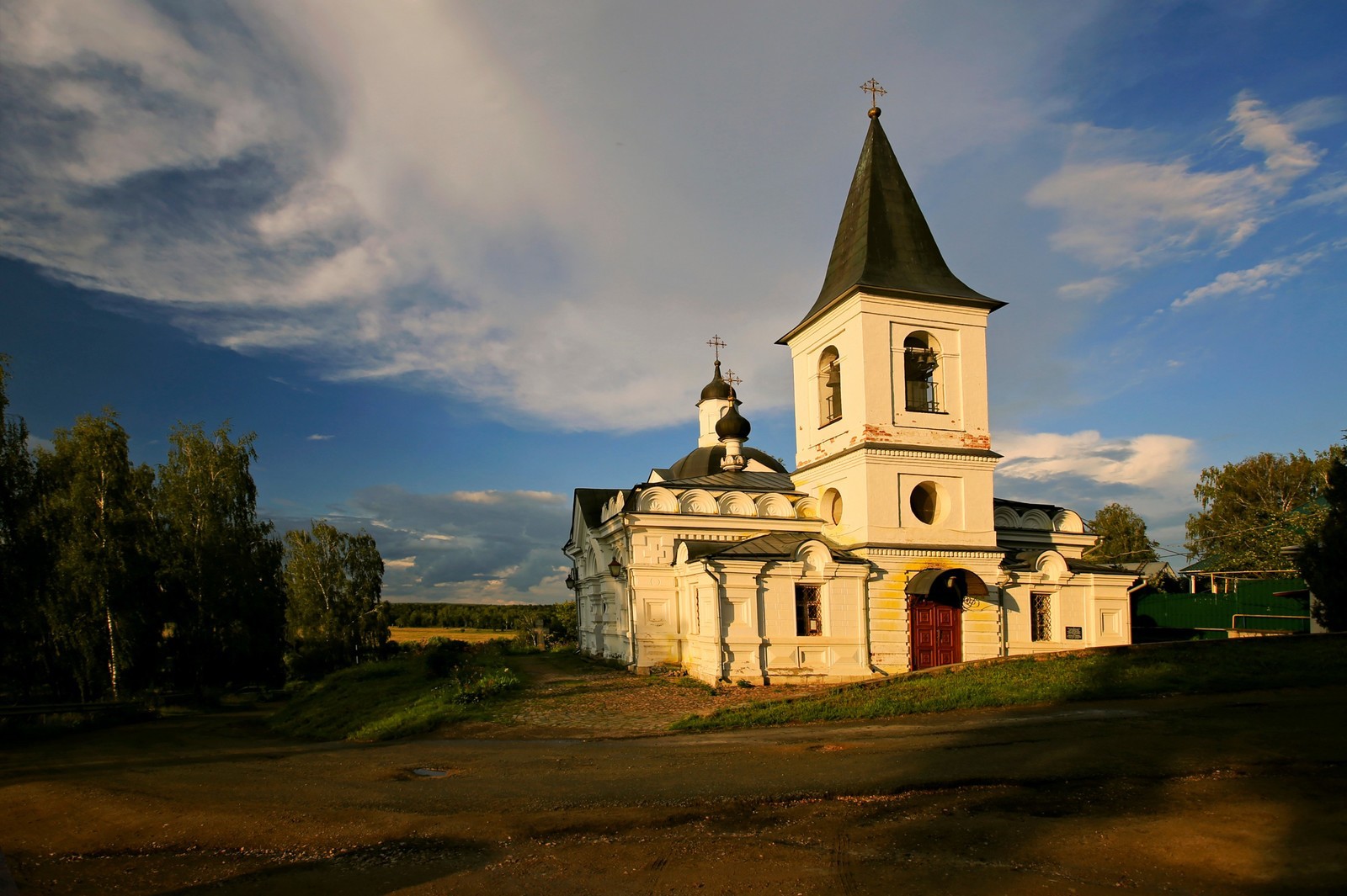 Таруса храм Воскресения Христова. Таруса Воскресенская Церковь. Таруса достопримечательности.