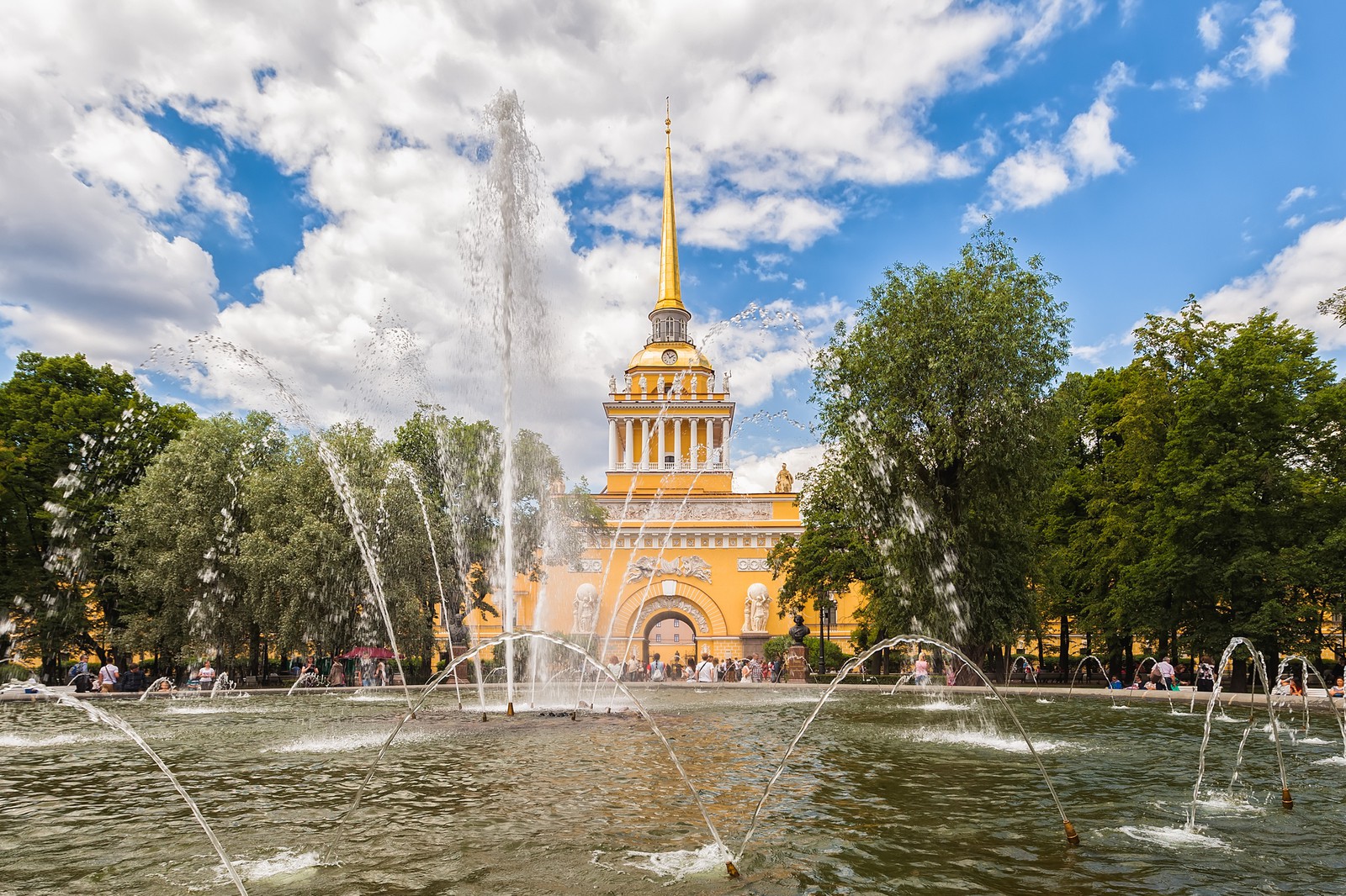 Фонтан у Адмиралтейства в Санкт-Петербурге